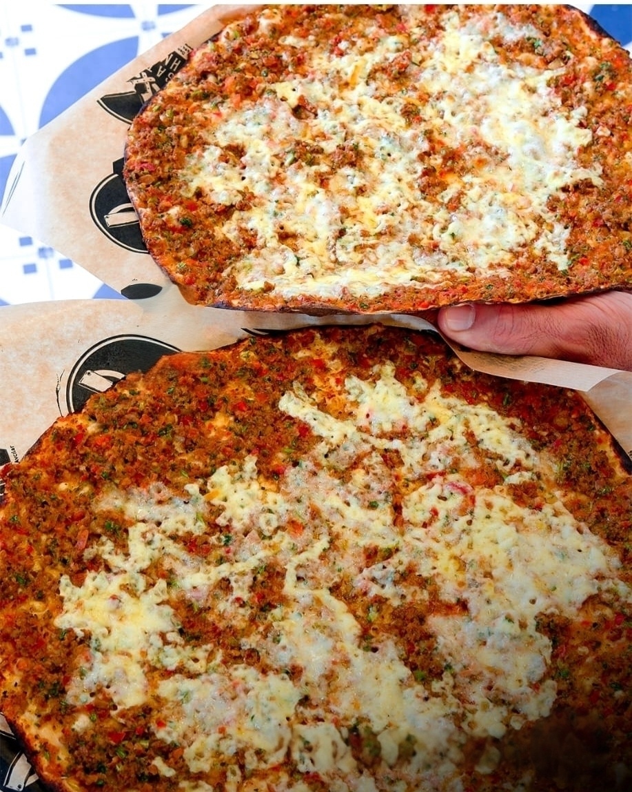 Kaşarlı lahmacun