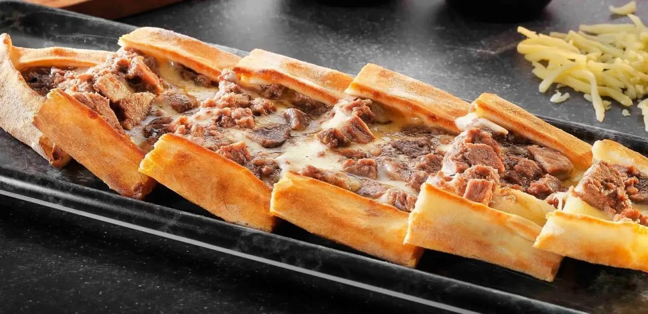 Kavurmalı kaşarlı pide