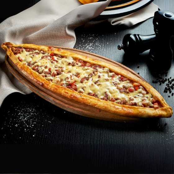 Karışık pide (kavurma kaşar sucuk)