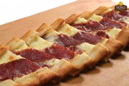 Kaşarlı sucuklu pide