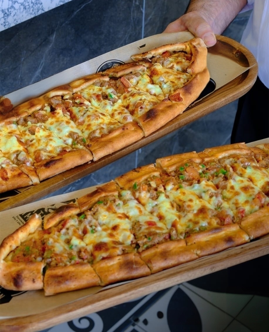Kıymalı kaşarlı pide